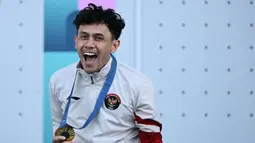 Ekspresi bahagia atlet panjat tebing Indonesia, Veddriq Leonardo saat berhasil meraih medali emas cabang olahraga panjat tebing nomor speed Olimpiade Paris 2024 di Le Bourget Sport Climbing Venue, Paris, Prancis, Kamis (08/08/2024). (AFP/Jonathan Nackstrand)