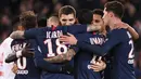 Para pemain PSG merayakan gol yang dicetak Mauro Icardi ke gawang Lille pada laga Ligue 1 Prancis di Stadion Parc des Princes, Paris, Jumat (22/11). PSG menang 2-0 atas Lille. (AFP/Franck Fife)