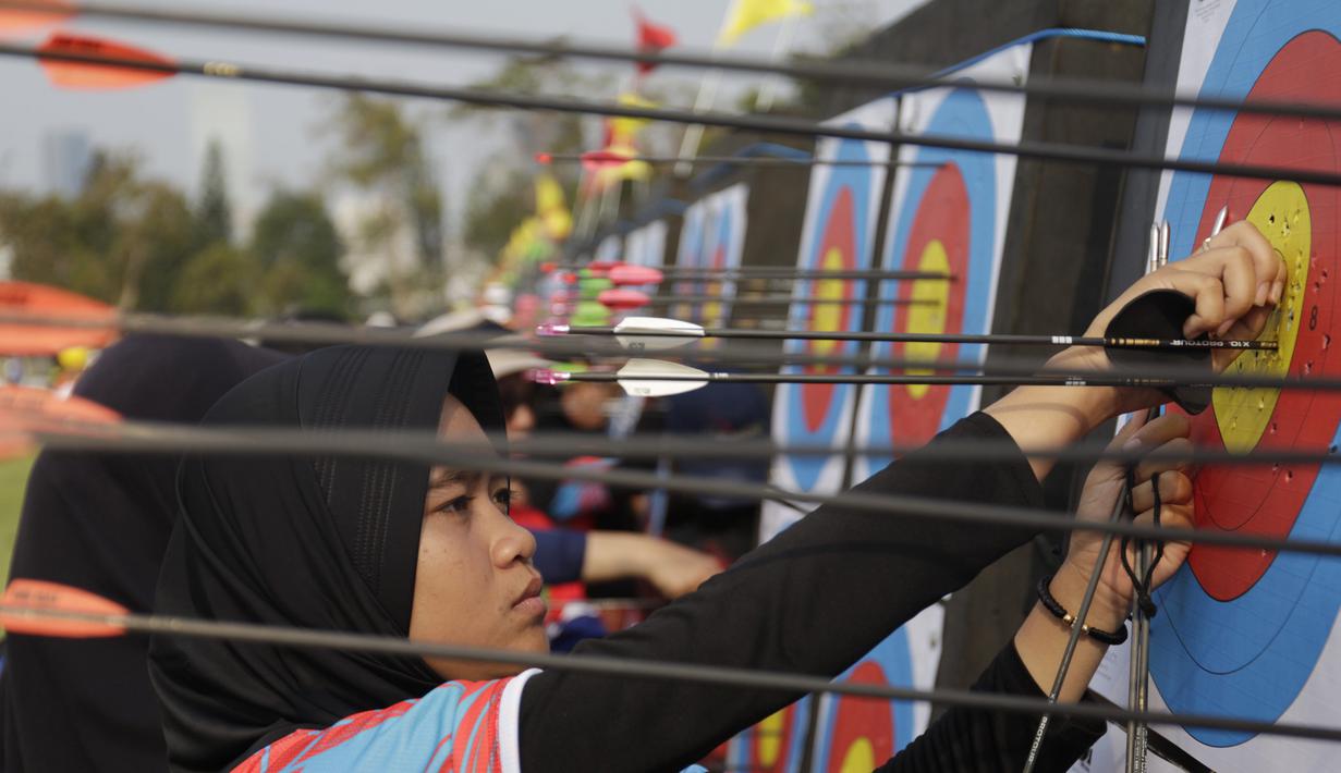 Seorang pepanah menandai area terkena busur panah saat Kejuaraan Nasional Panahan Prakualifiikasi PON XX /2020 di Lapangan Panahan Senayan, Jakarta, Senin (23/9). Seleksi ini diikuti oleh 516 peserta dan 30 provinsi. (Bola.com/Vitalis Yogi Trisna)