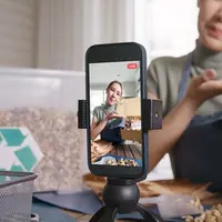 Ilustrasi jualan online. (Shutterstock/Chay_Tee)