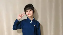 Bilqis juga terlihat berpose dengan gaya khas yang sering ditemukan dalam budaya pop Jepang. Ia mengangkat satu tangan dengan simbol "peace," menunjukkan ekspresi ceria dan percaya diri. Kombinasi busana dan gayanya ini semakin membuat netizen gemas hingga membanjiri kolom komentar dengan pujian.  (Liputan6.com/IG/@ayutingting92)