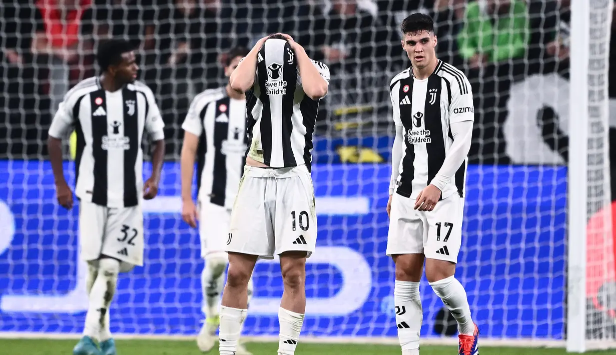 Pemain Juventus tak mampu menutupi kekecewaan setelah dipermalukan VfB Stuttgart di matchday ketiga Liga Champions. (AFP/Marco Bertorello)