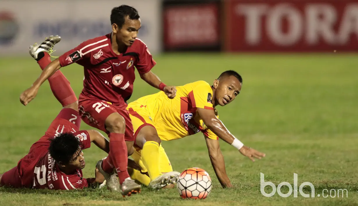 Pemain Semen Padang, Rico Simanjuntak (tengah) berebut bola dengan pemain Bhayangkara FC pada babak delapan besar Piala Presiden 2017 di Stadion Manahan, Solo. Jumat (26/2/2017). (Bola.com/Nicklas Hanoatubun)