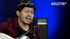 Lagu-lagu dengan alunan musik balada mampu dinyanyikan secara menyentuh oleh pemain sasando Gazpar Araja. Hanya di Akustik Plus!