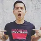 Ernest Prakasa sebagai sutradara yang merupakan seorang komika. (Instagram/ernestprakasa)