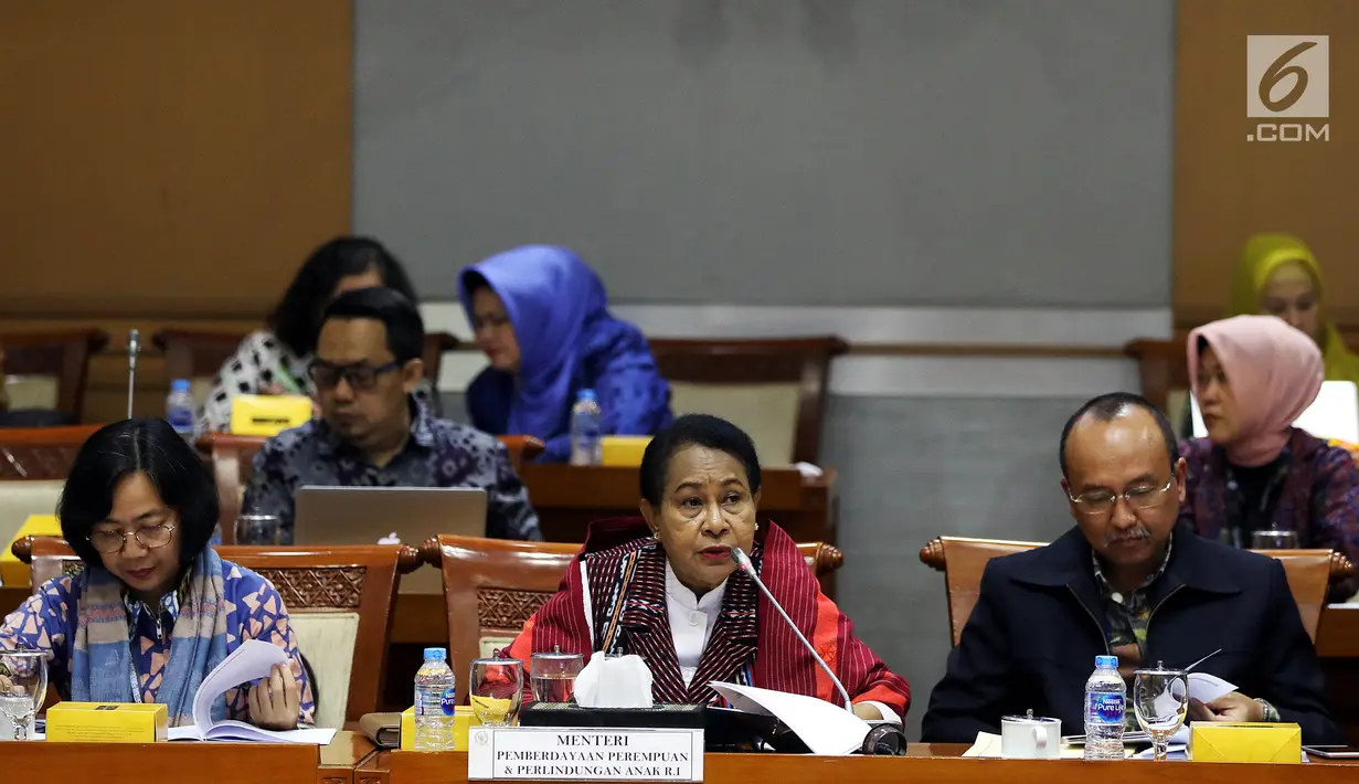 Menteri PPPA Yohana Yambise (tengah) memberi penjelasan kepada Komisi VIII DPR dalam rapat kerja di Kompleks Parlemen, Senayan, Jakarta, Rabu (4/9/2019). Jika kementerian lain mengajukan penambahan pagu anggaran, Kementerian PPPA malah menurunkan pagu anggaran 2020. (Liputan6.com/JohanTallo)