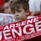 Suporter cilik menghadiri acara perpisahan pelatih Arsenal, Arsene Wenger, di Stadion Emirates (6/5/2018). Selama 22 tahun membesut Arsenal, Wenger telah mempersembahkan 17 gelar dan 704 Kemenangan. (AFP/Ian Kington)