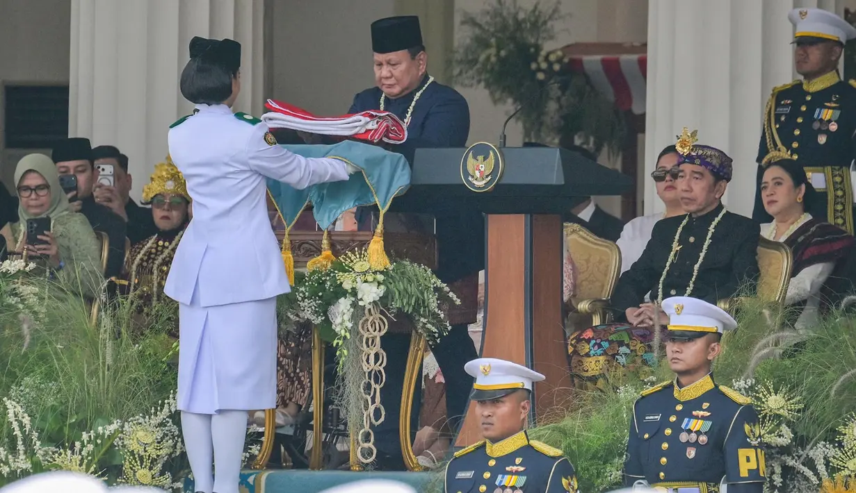 Presiden Prabowo Subianto mengikuti upacara pengibaran bendera memperingati Hari Kemerdekaan Indonesia ke-81 di Istana Merdeka Jakarta, Senin, 17 Agustus 2026. (Foto AFP/Bay Ismoyo)