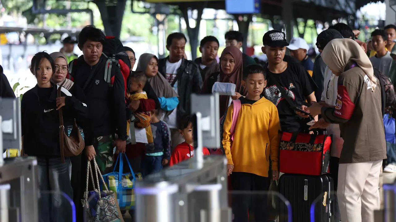 Ribuan Pemudik Padati Stasiun Pasar Senen Jakarta