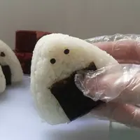 Mencicipi onigiri berbentuk lucu dengan sentuhan Indonesia.
