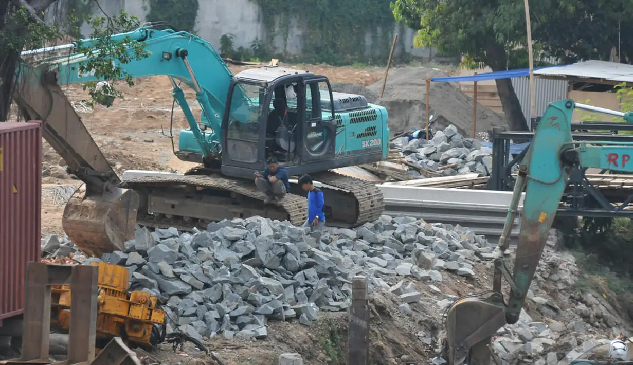 Pembangunan ini sempat tersendat beberapa waktu lalu, kini proses pemasangan turap di Kali Ciliwung mulai dilakukan kembali dan hampir selesai, Jakarta, Kamis (4/9/2014) (Liputan6.com/Johan Tallo)