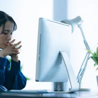 Ilustrasi perempuan bekerja kelelahan/copyright shutterstock.com/metamorworks