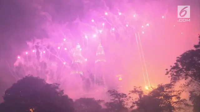 Gemerlap kembang api tandai Tahun Baru 2019 di Kuala Lumpur, Malaysia. Perayaan dipusatkan di Menara Petronas.