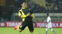Gelandang Sriwijaya FC, Eka Ramdani, memulai karier di sebagai pesepak bola profesional di Persib Bandung  pada musim 2002-2003. Menghadapi Persib, dirinya mendapat sorakan kurang bersahabat dari Bobotoh. (Bola.com/Vitalis Yogi Trisna)