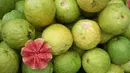 Jambu biji merupakan sumber vitamin C yang berperan memerangi radikal bebas yang merupakan penyebab utama penuaan pada seseorang serta untuk kesehatan jantung dan anti kanker. (commons.wikimedia.org)