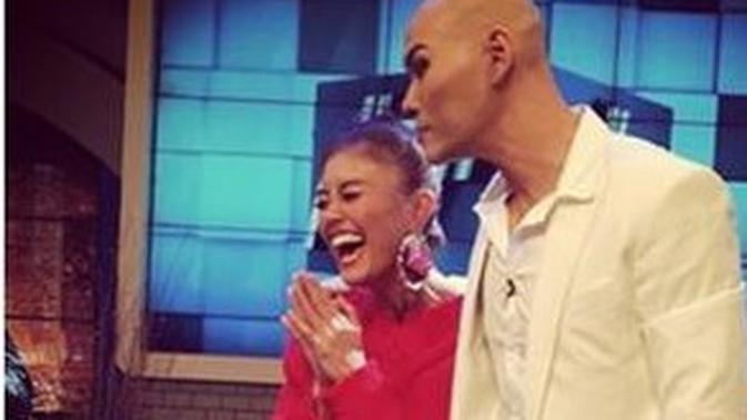Potret Kebersamaan Deddy Corbuzier dan Agnez Mo. (Sumber: Fimela.com)