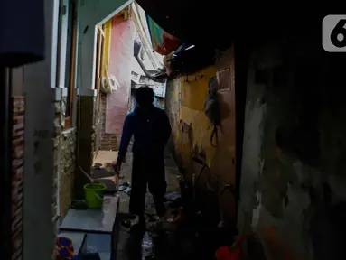 Warga beraktivitas di permukiman padat penduduk RW 12 Tanah Tinggi, Johar Baru, Jakarta Pusat, Selasa (12/11/2024). (Liputan6.com/Herman Zakharia)