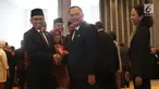Gubernur Bank Indonesia, Agus D.W. Martowardojo memberikan selamat kepada Wimboh Santoso usai dilantik sebagai ketua Dewan Komisioner (DK) OJK di Jakarta, Kamis (20/7). (Liputan6.com/Angga Yuniar)
