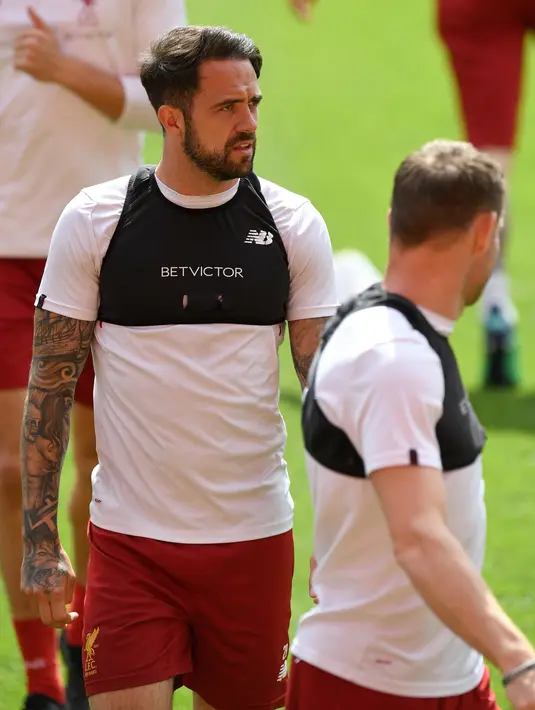 Striker Liverpool Danny Ings melakukan pemanasan saat sesi pelatihan di stadion Anfield, Inggris (21/5). Final Liga Champions antara Liverpool dan Real Madrid akan berlangsung 26 Mei mendatang di Stadion NSC Olimpiyskiy di Kiev. (AFP Photo/Paul Ellis)