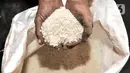 Pekerja menunjukkan kualitas beras dari salah satu karung di Gudang Bulog Divisi Regional DKI Jakarta, Kelapa Gading, Kamis (18/3/2021). Dari jumlah tersebut, 106.642 ton di antaranya merupakan beras turun mutu. (merdeka.com/Iqbal S Nugroho)