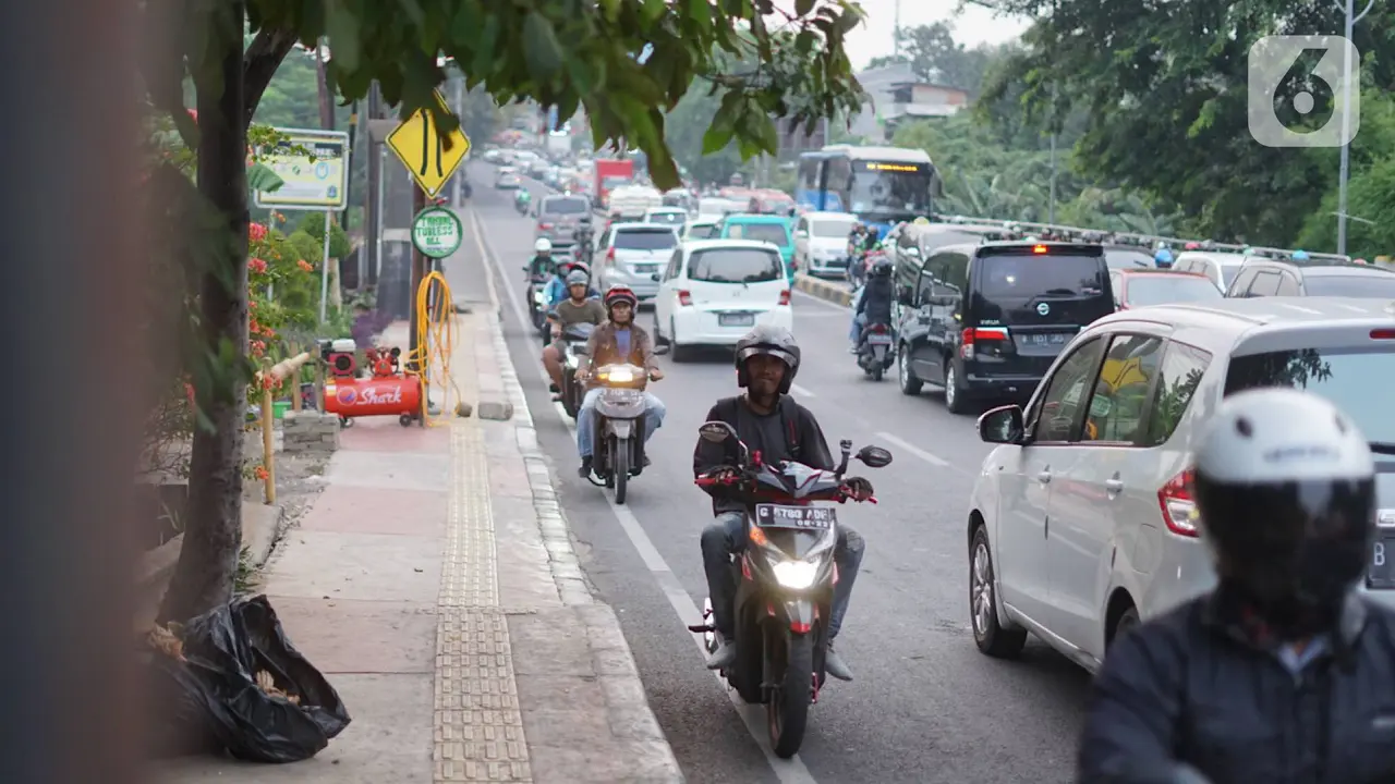 Pemotor di Jalan TB Simatupang Ramai-ramai Lawan Arah