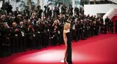 Aktris asal Australia Cate Blanchett berpose di hadapan fotografer setibanya pada pemutaran perdana film 'The Apprentice' saat Festival Film Cannes ke-77, Prancis selatan, Senin (20/5/2024). (Photo by Daniel Cole/Invision/AP)
