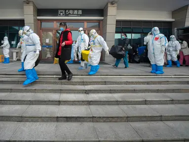 Para pasien yang telah dinyatakan sembuh berjalan keluar dari rumah sakit sementara Wuchang di Wuhan, Provinsi Hubei, 10 Maret 2020. Kelompok terakhir 49 pasien yang telah sembuh dari COVID-19 meninggalkan rumah sakit sementara Wuchang pada Selasa (10/3) sore. (Xinhua/Fei Maohua)
