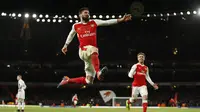 Selebrasi striker Arsenal, Olivier Giroud usai mencetak gol ke gawang West Bromwich Albion, pada laga lanjutan Premier League 2016-2017, di Emirates Stadium, Senin (26/12/2016).  (Reuters/John Sibley)