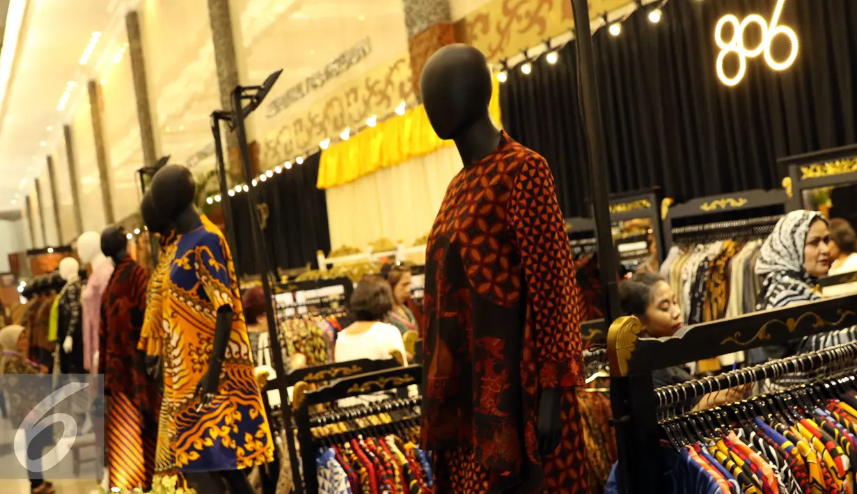 Pengunjung memilih batik di stand Indo Craft 2016 di Jakarta Convention Centre, Rabu (7/12). Puluhan produk kerajinan dalam negeri dipamerkan pada Indo Craft 2016 yang berlangsung hingga 11 Desember mendatang. (Liputan6.com/Helmi Fithriansyah)