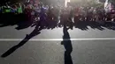 Sejumlah warga menanti arak-arakan Karnaval Kemerdekaan Pesona Parahyangan 2017 melintas di jalanan utama Kota Bandung, Sabtu (26/8). Karnaval ini merupakan rangkaian dan penutupan HUT Kemerdekaan RI ke-72. (Liputan6.com/Johan Tallo)