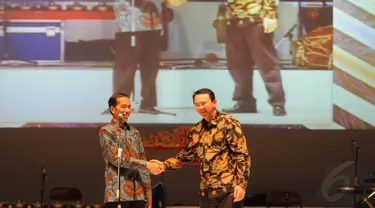 Jokowi saat berpamitan dengan Ahok di Istora Senayan, Jakarta, (16/10/14). (Liputan6.com/Herman Zakharia)