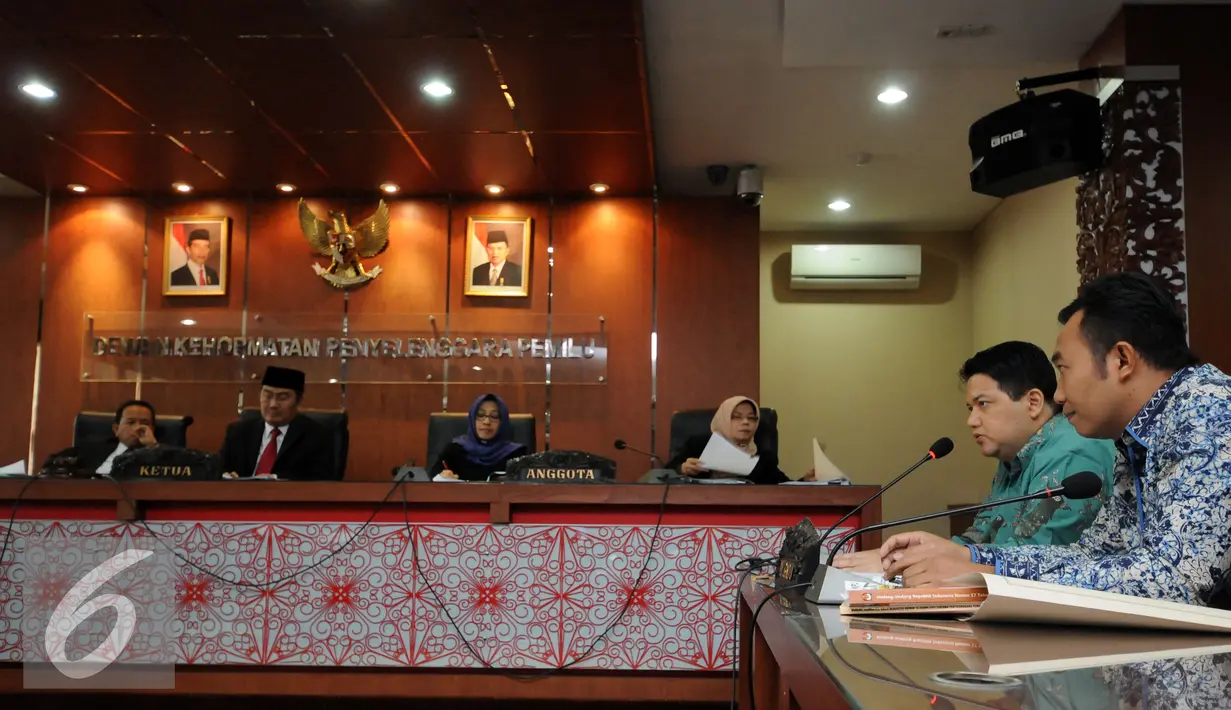 Ketua KPU, Husni Kamil Manik (kedua kanan) menjawab pertanyaan saat menjalani sidang pengaduan pelanggaran kode etik penyelenggara pemilu di DKPP, Jakarta, Rabu (8/6/2016). Sidang perihal PAW anggota DPR, Agus Gumiwang. (Liputan6.com/Helmi Fithriansyah)