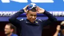 Pemain Prancis, Kylian Mbappe melepas topengnya setelah sesi latihan jelang laga melawan Belanda pada laga Grup C Euro 2024 di Leipzig Stadium, Leipzig, Jerman, Kamis (20/06/2024) waktu setempat. (AFP/Franck Fife)