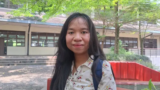 Seorang mahasiswi, Azizah (20)