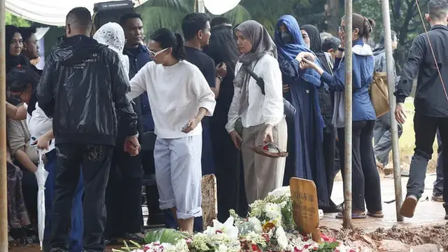 Potret Sheila Dara di Pemakaman Vidi Aldiano, Kenakan Pashmina Warna Biru