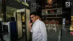 Mantan anggota Badan Anggaran (Banggar) DPR, Mirwan Amir usai menjalani pemeriksaan di Gedung KPK, Jakarta, Kamis (4/1). Mirwan diperiksa sebagai saksi terkait kasus dugaan korupsi proyek pengadaan e-KTP. (Liputan6.com/Faizal Fanani)