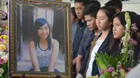 Sang adik yang masih duduk di bangku SD sebelumnya telah dimakamkan setelah ditemukan tim pencari AirAsia QZ8501.