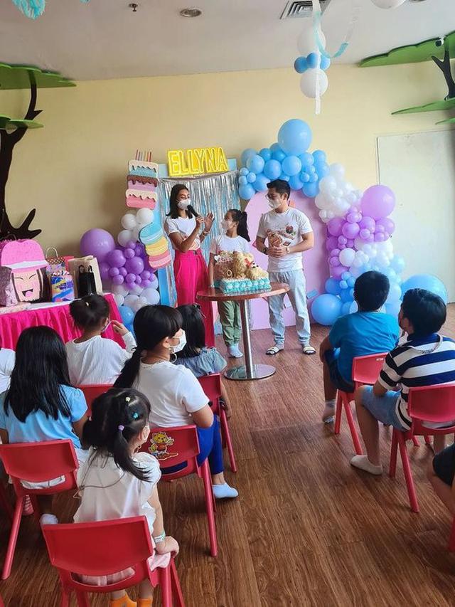 Akur Meski Cerai, Ini 7 Kebersamaan Nicky Tirta dan Liza Elly Rayakan Ultah Anak