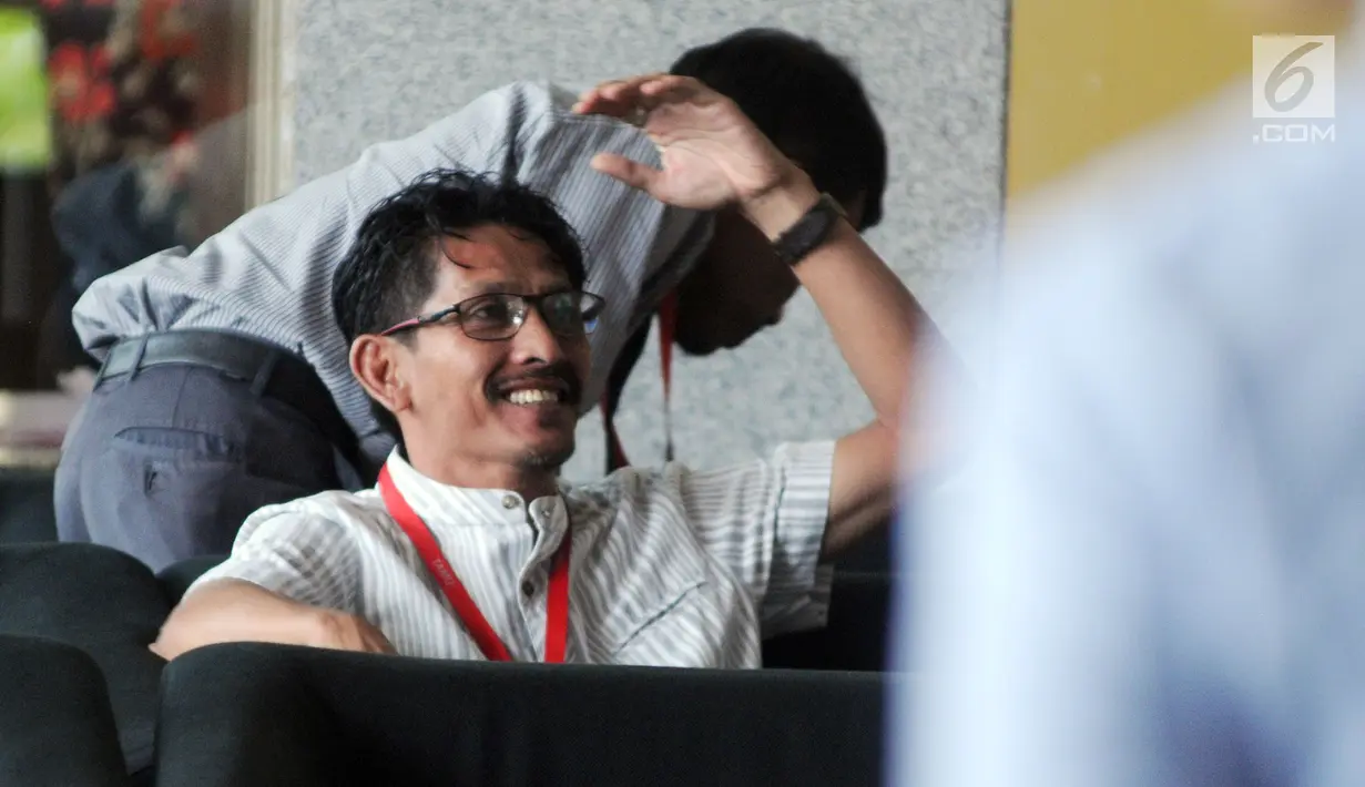 Anggota DPRD Kabupaten Bekasi Sulaeman menunggu panggilan penyidik saat akan menjalani pemeriksaan di Gedung KPK, Jakarta, Selasa (20/8/2019). Sulaeman diperiksa sebagai saksi untuk tersangka Sekda Jawa Barat Iwa Karniwa terkait dugaan suap pemberian izin proyek Meikarta. (merdeka.com/Dwi Narwoko)