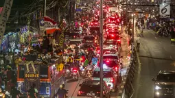 Kemacetan terjadi saat warga konvoi menggunakan bus untuk merayakan malam takbiran menyambut Hari Raya Idul Fitri 2019 di kawasan Tanah Abang, Jakarta, Selasa (4/6/2019). Pemerintah menetapkan Hari Raya Idul Fitri 1440 Hijriah jatuh pada hari Rabu 5 Juni 2019. (Liputan6.com/Faizal Fanani)