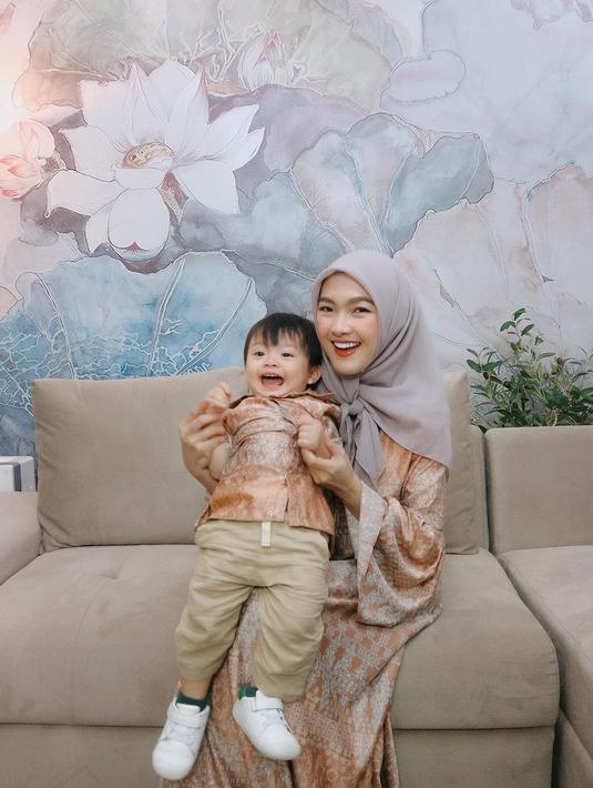 Nama Ana Riana kian dikenal sejak membintangi sinetron Tukang Ojek Pengkolan (TOP). Di sinetron tersebut, ia berperan sebagai Rinjani, istri dari Mas Pur.(instagram/anariana27)