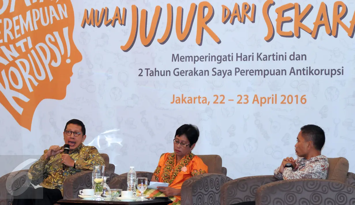 Menteri Agama Lukman Hakim Saifuddin (kiri) memberi pernyataan saat seminar Kekuatan Perempuan Inspirasi Perubahan di Jakarta, Sabtu (23/4/2016). Diskusi ini bagian peringatan 2 tahun gerakan Saya Perempuan Anti Korupsi. (Liputan6.com/Helmi Fithriansyah)