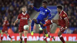 Gelandang Leicester, Demarai Gray, berusaha melewati gelandang Liverpool, Alex Oxlade-Chamberlain, pada laga Premier League di Stadion King Power, Leicester, Sabtu (23/9/2017). Leicester kalah 2-3 dari Liverpool. (AP/Mike Egerton)