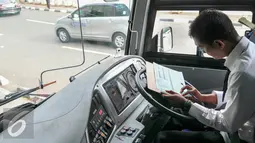 Pramudi bus Transjakarta mengisi data saat tiba di halte busway Pasar Baru, Jakarta, Kamis (26/5/2016). Transjakarta perluasan wilayah cakupan rute hingga ke Kota Tangerang. (Liputan6.com/Yoppy Renato)