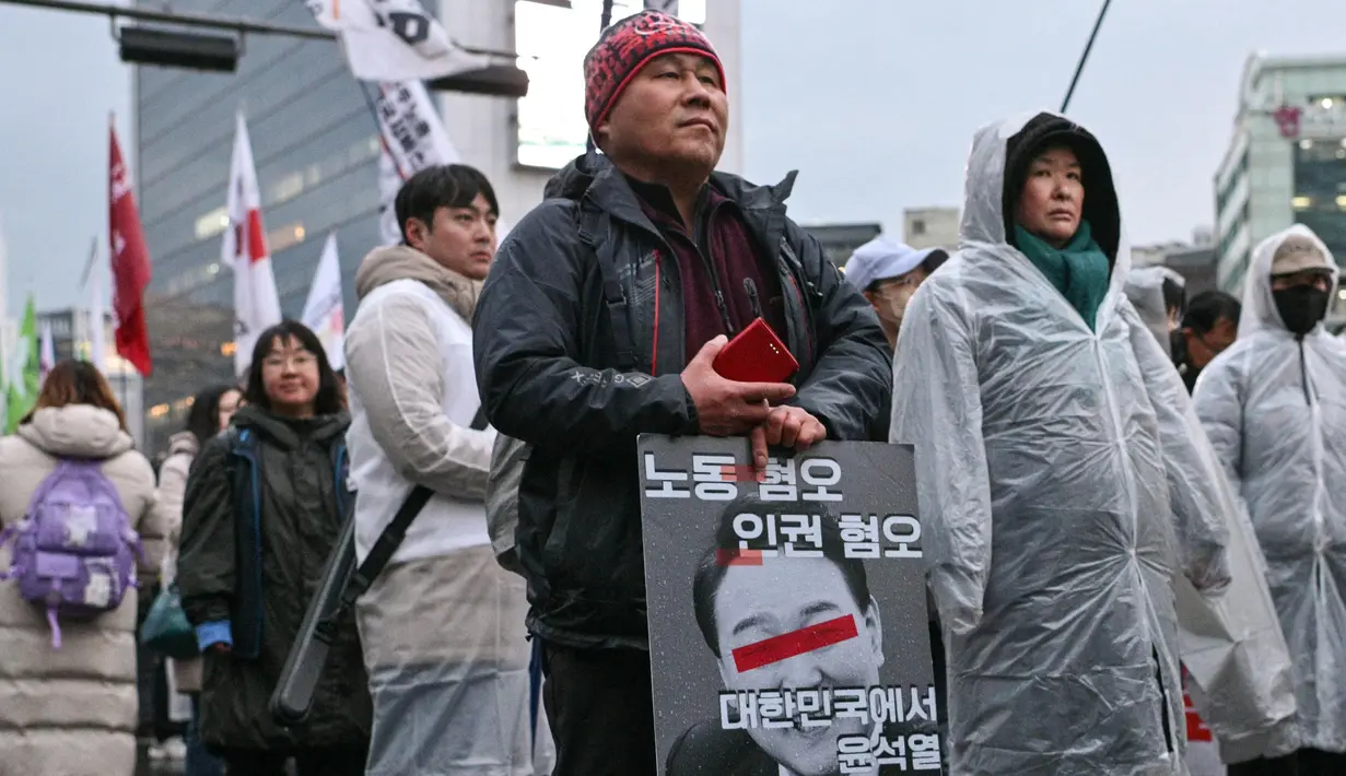 Deklarasi darurat militer oleh Presiden Yoon Suk Yeol telah menimbulkan pertanyaan serius mengenai prinsip pemisahan kekuasaan dan kebebasan sipil di Korea Selatan. (Anthony WALLACE/AFP)
