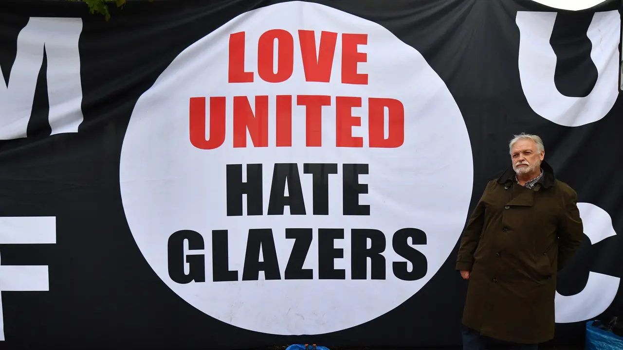 Foto: Demo Keluarga Glazer oleh Fans MU Sambut Kedatangan Casemiro di Old Trafford