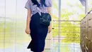 .Ia juga tampil dengan atasan kemeja dipadukan skirt hitam membawa sling bag hitamnya. Cantiknya pun effortless (@ladykjaernett)