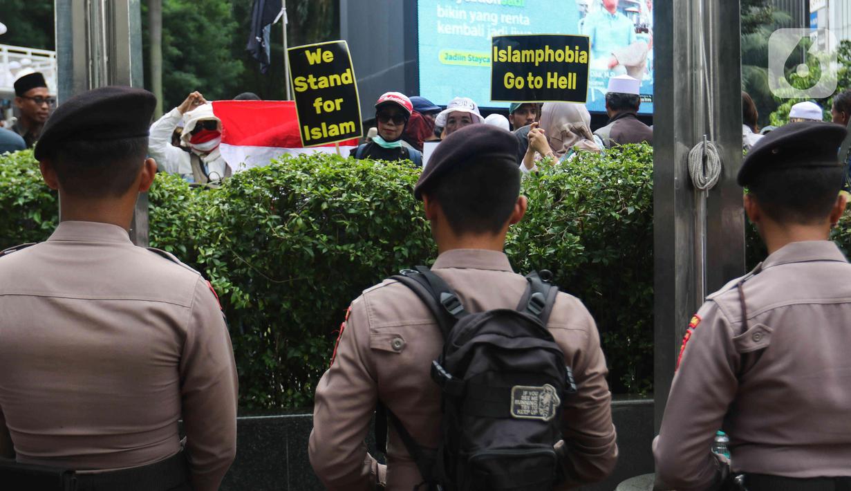 Aparat kepolisian dikerahkan mengamankan demonstrasi yang bertajuk 'Aksi Bela Alquran' di depan Kedutaan Besar (Kedubes) Swedia di Kuningan, Jakarta Selatan, Senin (30/1/2023). Pihak kepolisian menyiapkan puluhan aparat, hingga kawat berduri, dan mobil rantis di depan Kedubes Swedia. (Liputan6.com/Herman Zakharia)