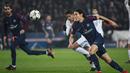 Striker PSG, Edinson Cavani, berusaha mengejar bola saat melawan Real Madrid pada laga Liga Champions di Stadion Parc des Princes, Paris, Selasa (6/3/2018). Madrid berhasil lolos ke delapan besar. (AFP/Christophe Simon)