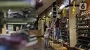 Karyawan memasang ornamen untuk mempercantik toko jelang bulan suci Ramadhan di Pasar Baru, Jakarta, Rabu (9/3/2022). Selain untuk mempercantik toko, pemasangan ornamen juga untuk menarik perhatian pengunjung atau warga yang hendak berbelanja ke toko tersebut. (Liputan6.com/Johan Tallo)
